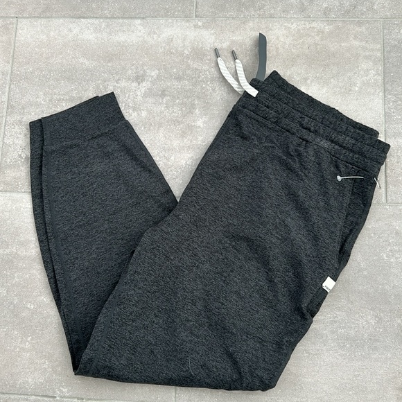 Vuori NWOT performance joggers - Picture 5 of 10